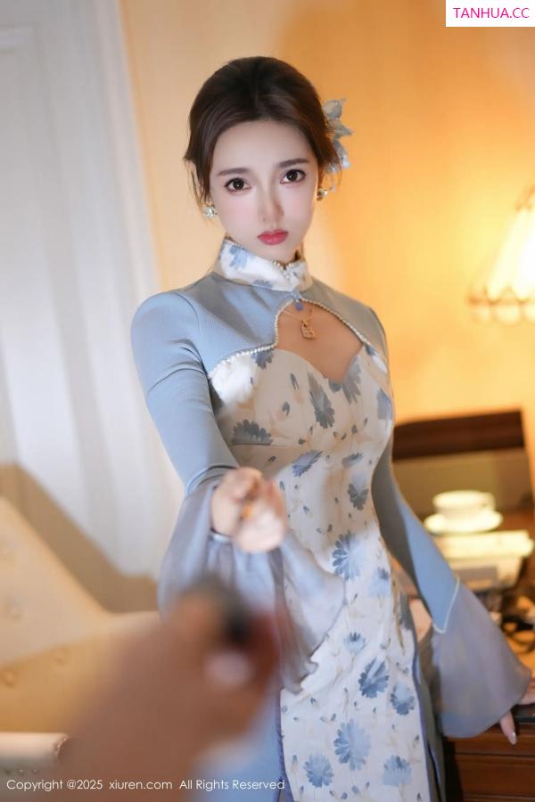 明日花桃桃  [XiuRen]高清写真图 2025.11.26 No.11033 Twins-桃桃 闪亮白丝第12张图片